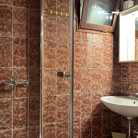 2 Bedroom Stunning In *